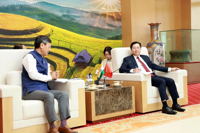 Đồng chí Bí thư Tỉnh ủy Dương Quốc Huy giới thiệu khái quát tình hình phát triển kinh tế - xã hội, tiềm năng, lợi thế của tỉnh Lào Cai.