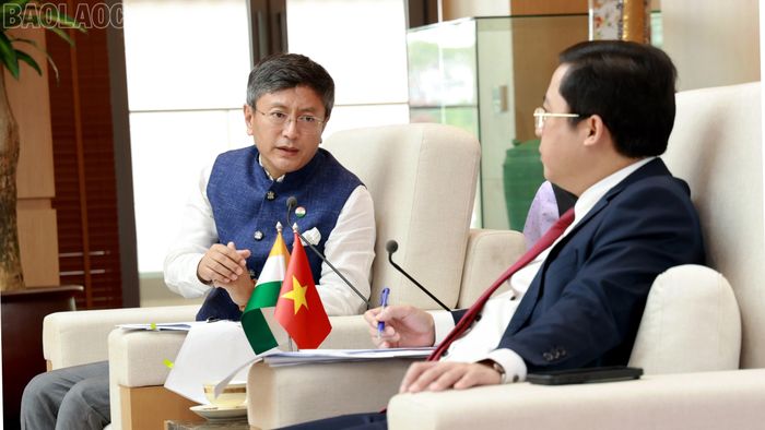 Ngài Tshering Wangchuk Sherpa - Đại sứ Đặc mệnh toàn quyền nước Cộng hòa Ấn Độ tại Việt Nam tại buổi làm việc.