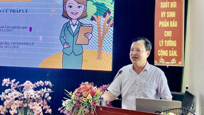 Đại diện Quỹ Bảo vệ và Phát triển rừng tỉnh Lào Cai triển khai các nội dung, quy định về chính sách chi trả dịch vụ môi trường rừng tại hội nghị.