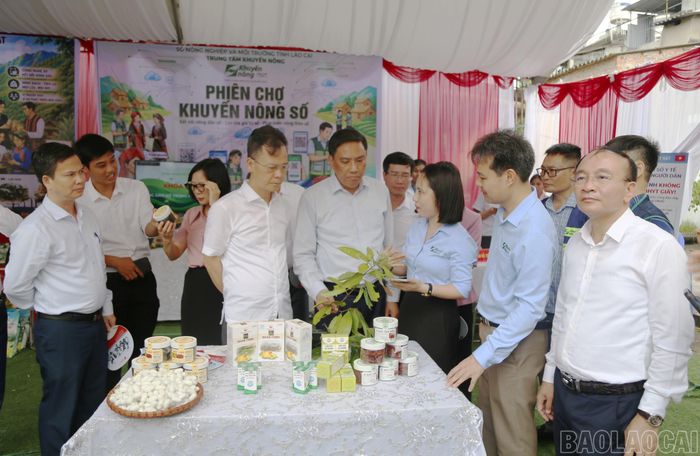 Các đại biểu trải nghiệm phiên chợ số thúc đẩy tiêu thụ nông sản địa phương tại xã Bát Xát.