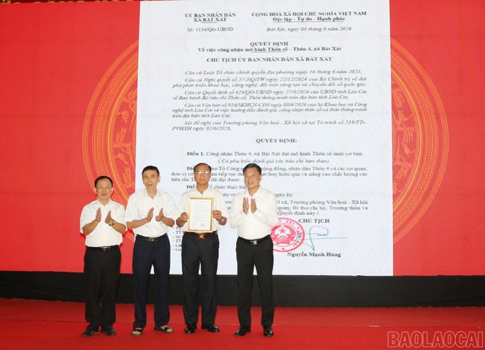 Trao quyết định công nhận thôn 4, xã Bát Xát đạt mô hình "Thôn số" mức cơ bản.