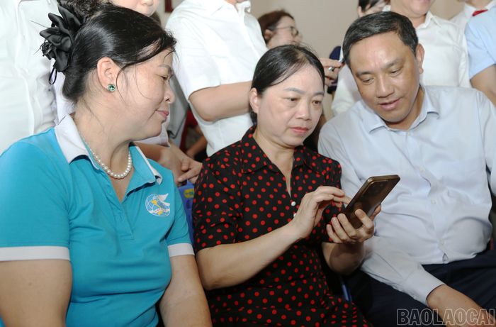  Nhiều công dân tại thôn 4 đã thành thạo việc xử lý thủ tục hành chính công trực tuyến. 