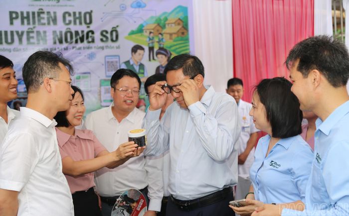 Phó Bí thư Thường trực Tỉnh ủy Hoàng Giang trải nghiệm sử dụng kính thông minh truy xuất nguồn gốc, thông tin các sản phẩm OCOP.