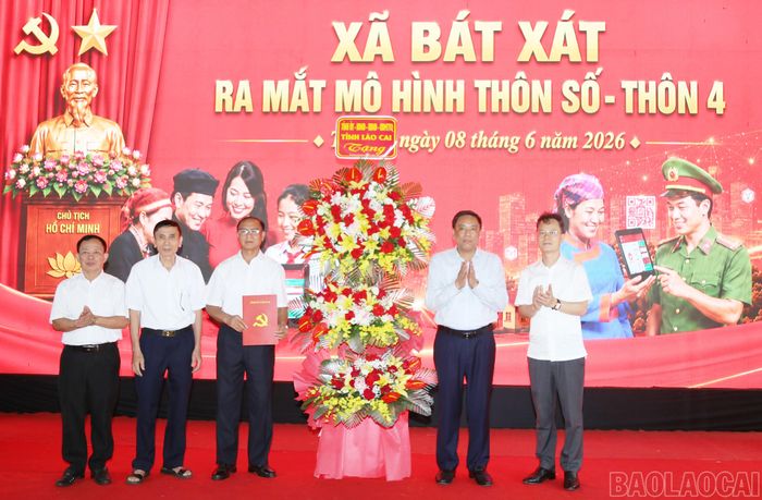 Đồng chí Hoàng Giang - Phó Bí thư Tỉnh ủy, Chủ tịch HĐND tỉnh và đồng chí Nguyễn Thành Sinh - Phó Chủ tịch UBND tỉnh tặng hoa chúc mừng thôn 4, xã Bát Xát.