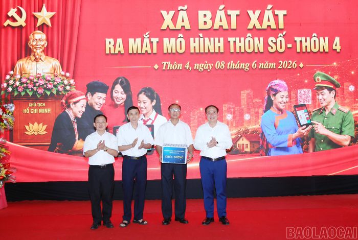 Đồng chí Trần Ngọc Luận - Giám đốc Sở Khoa học và Công nghệ tặng quà chúc mừng thôn 4, xã Bát Xát.