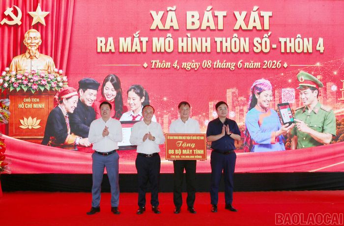 Ủy ban Trung ương Mặt trận Tổ quốc Việt Nam tặng 08 bộ máy tính hỗ trợ xã Bát Xát thực hiện công tác chuyển đổi số.