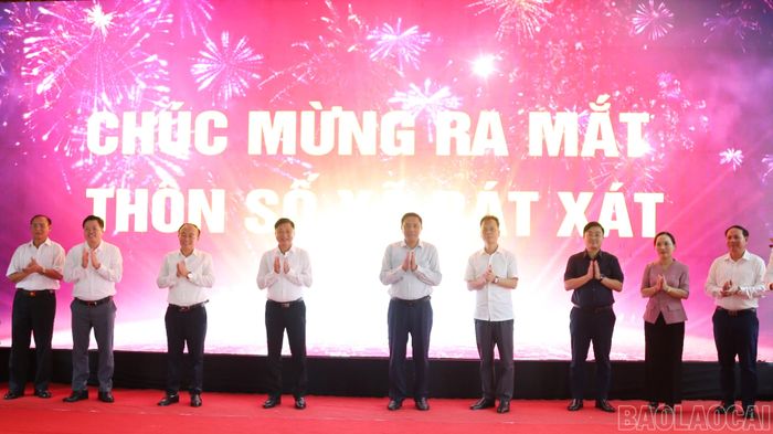 Các đại biểu thực hiện nghi thức bấm nút điện tử, chính thức ra mắt mô hình "Thôn số" đầu tiên trên địa bàn tỉnh đạt mức cơ bản.