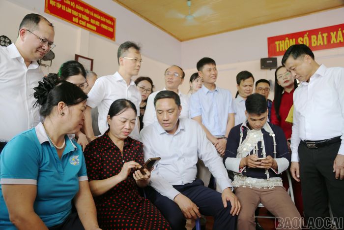  Phó Bí thư Thường trực Tỉnh ủy Hoàng Giang trực tiếp cùng người dân trải nghiệm thực hiện một số thủ tục hành chính trên môi trường số. 