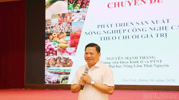 Giảng viên Đại học Nông Lâm Thái Nguyên giới thiệu về sản xuất nông nghiệp công nghệ cao theo chuỗi giá trị.