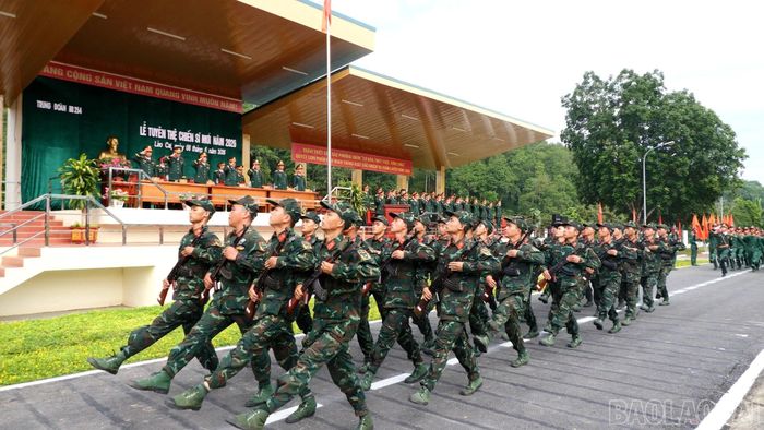 Duyệt đội ngũ tại Lễ tuyên thệ chiến sĩ mới năm 2026.