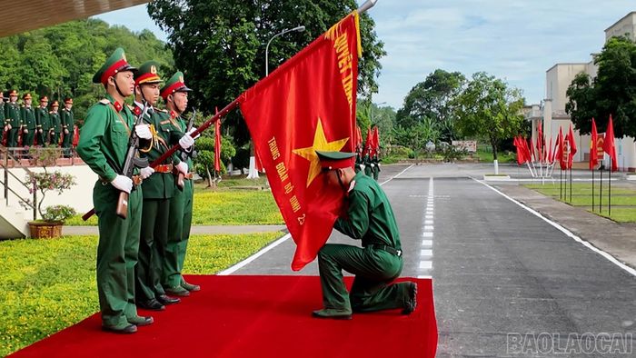 Binh nhì Hoàng Thanh Nguyên, chiến sĩ Trung đội 4, Đại đội 2, Tiểu đoàn 1, Trung đoàn 254 thực hiện nghi thức tuyên thệ.