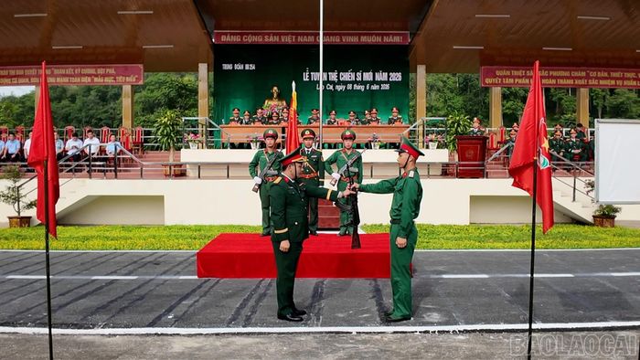 Nghi thức bàn giao súng cho chiến sĩ mới 2026.