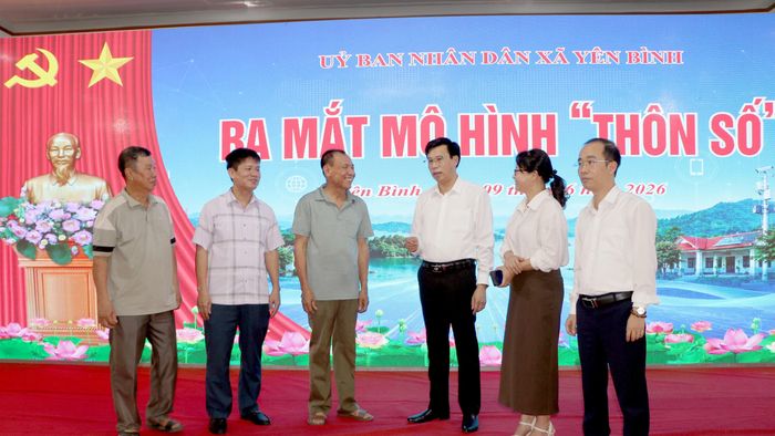 Lãnh đạo Sở Khoa học và Công nghệ tỉnh và xã Yên Bình kiểm tra công tác chuẩn bị tại khu vực sân khấu chính.