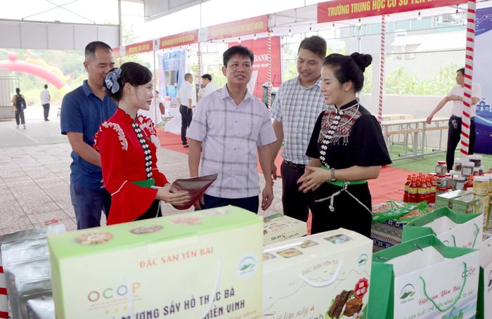 Các gian hàng giới thiệu giải pháp số, sản phẩm OCOP và mô hình kinh tế số được bố trí, hoàn thiện phục vụ lễ ra mắt.