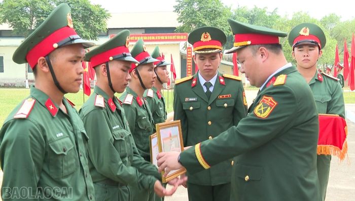 Các chiến sĩ mới có thành tích xuất sắc trong huấn luyện được khen thưởng.