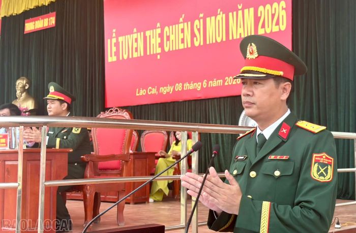 Lãnh đạo Sư đoàn 316, Quân khu 2 phát biểu tại buổi lễ.