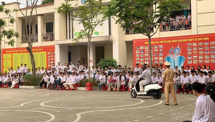 Lực lượng công an trên địa bàn phối hợp tuyên truyền phổ biến pháp luật về an toàn giao thông cho học sinh nhà trường.