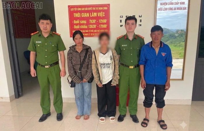 Công an xã bàn giao em S cho gia đình quản lý.