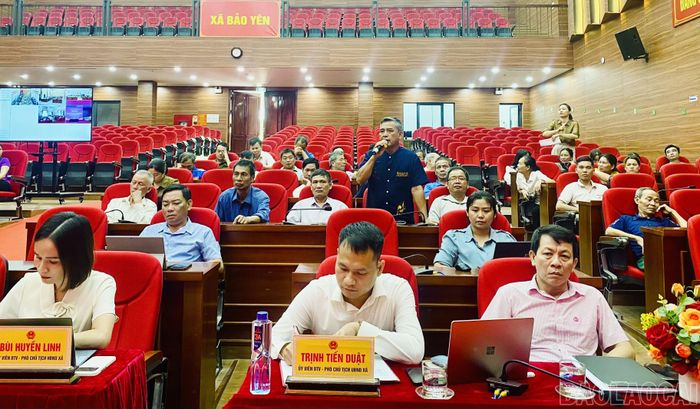 Các cử tri sôi nổi phát biểu ý kiến tại hội nghị.