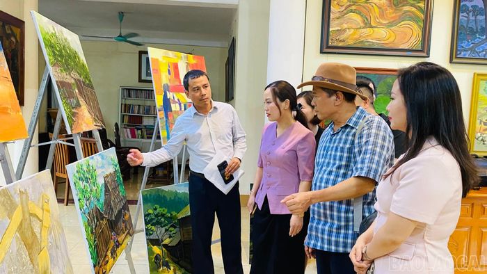 Đại biểu tham quan những tác phẩm của các họa sĩ sau chuyến đi thực tế tại xã Mù Cang Chải.