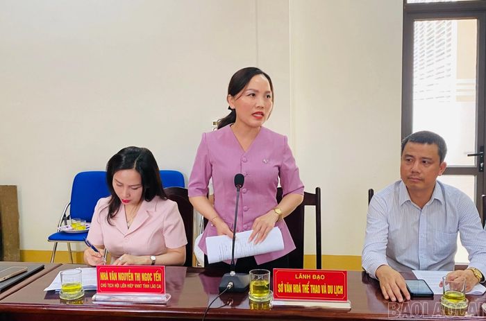 Lãnh đạo Sở Văn hóa, Thể thao và Du lịch tỉnh đánh giá cao nỗ lực, sự sáng tạo của các họa sĩ trong thời gian tham gia trại sáng tác.