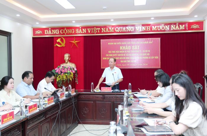 Đồng chí Sùng A Lềnh - Ủy viên Ban Chấp hành Đảng bộ tỉnh, Phó Trưởng Đoàn đại biểu Quốc hội chuyên trách tỉnh Lào Cai phát biểu tại buổi khảo sát.