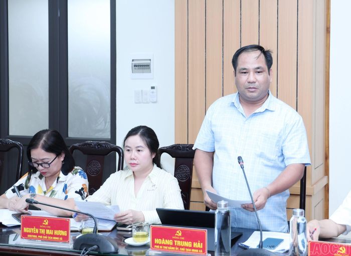 Chủ tịch UBND xã Lục Yên trình bày báo cáo tại buổi khảo sát.