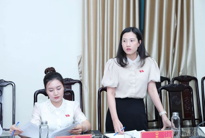 Thành viên đoàn khảo sát đề nghị địa phương làm rõ một số nội dung tại buổi làm việc.