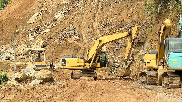 Tại gói thầu 11, đơn vị thi công tập trung nhân lực, máy móc để đẩy nhanh tiến độ dự án, đảm bảo hoàn thành trước ngày 30/6.
