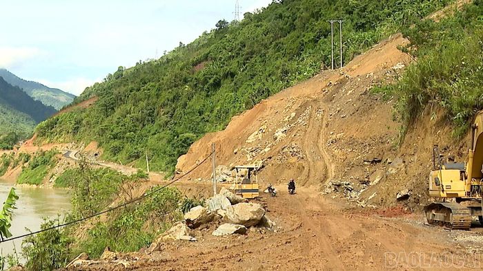 Lãnh đạo Ban Quản lý Dự án 2, Bộ Xây dựng kiểm tra tuyến thi công tại Km 46+900