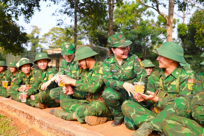Hội Phụ nữ Ban Chỉ huy Bộ đội Biên phòng tỉnh tặng nước uống cho chiến sĩ tại thao trường Tiểu đoàn Huấn luyện-Cơ động 1