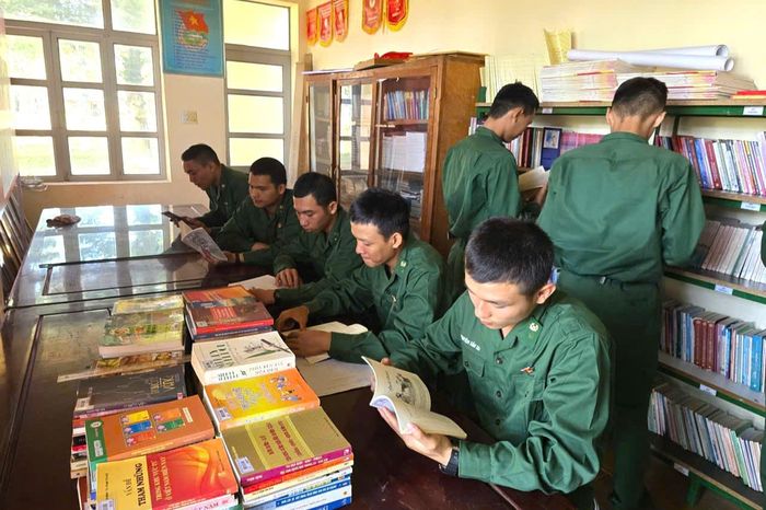 Vào thời điểm nắng nóng, bộ đội được chuyển sang học lý thuyết, công tác chuyên môn, giáo dục chính trị.