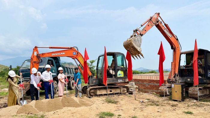 Khởi công công trình thủy lợi tại thôn Rô Men