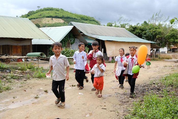 Hiện nay, nhiều tuyến đường vào khu dân cư và khu sản xuất được triển khai để đồng bộ hạ tầng