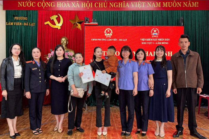 VKSND khu vực 1 - Lâm Đồng và UBND phường Lâm Viên - Đà Lạt phối hợp trao giấy khai sinh cho 2 cháu được hỗ trợ cấp giấy khai sinh