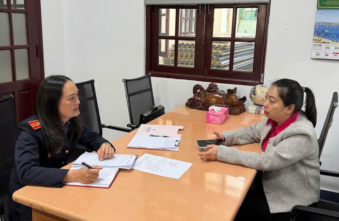 Kiểm sát viên làm việc với phường Lâm Viên - Đà Lạt để xác minh về vấn đề rác thải tại hồ lắng