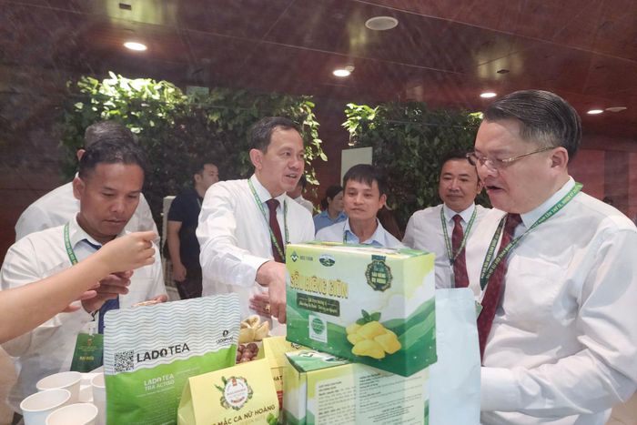 Chủ tịch HND tỉnh Trương Văn Tùng giới thiệu nông sản OCOP Lâm Đồng tại Đại hội