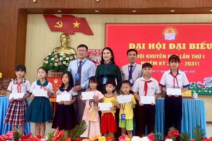 Những suất hỗ trợ tiếp thêm điều kiện học tập cho học sinh khó khăn tại xã Đạ Tẻh 2