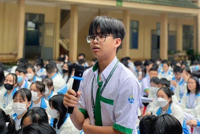 Nguyễn Quang Bảo tích cực chia sẻ, phát biểu trong giờ ngoại khóa