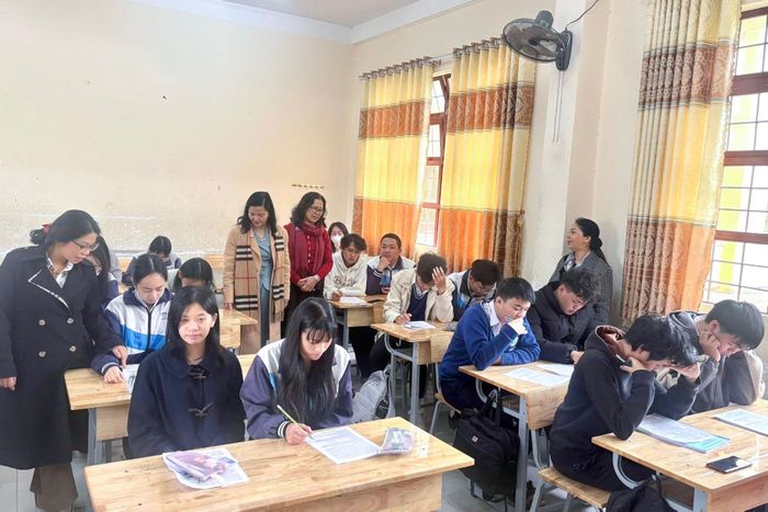 Lãnh đạo phường Lang Biang - Đà Lạt thăm, động viên học sinh lớp 12 Trường THPT Lang Biang chuẩn bị bước vào kỳ thi tốt nghiệp THPT 2026