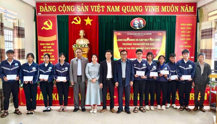 Lãnh đạo xã Lạc Dương gặp mặt động viên và tặng quà cho thí sinh chuẩn bị tham dự kỳ thi tốt nghiệp THPT 2026