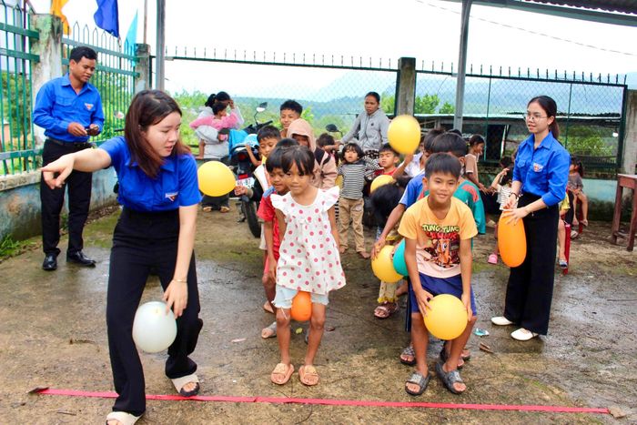 Trẻ em xã La Dạ hào hứng tham gia trò chơi tập thể tại buổi sinh hoạt hè
