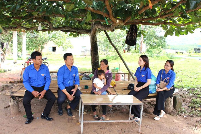 Đoàn viên thanh niên xã La Dạ tuyên truyền người dân quản lý con em dịp hè