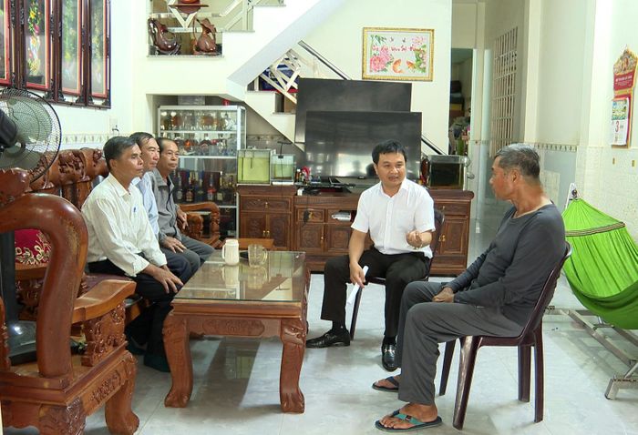 Cán bộ xã Bảo Lâm 1 đến nhà dân tuyên truyền về chủ trương sắp xếp thôn