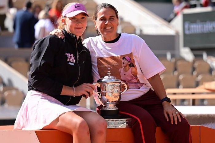 Andreeva và HLV Conchita Martinez. Ảnh: FFT
