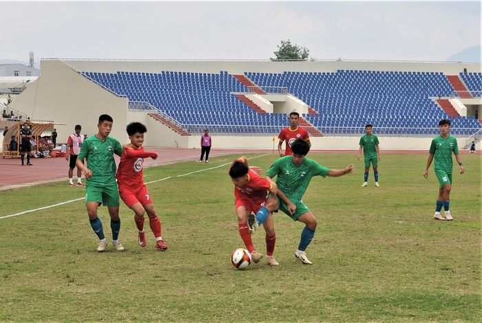 Cầu thủ 2 đội Lâm Đồng (áo xanh) và Mê Kông Cần Thơ (áo đỏ) tranh bóng trong trận lượt đi trên sân Đà Lạt