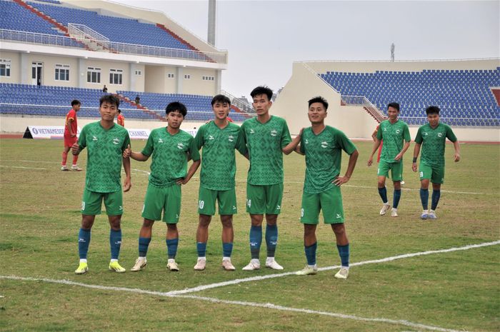 Các cầu thủ Lâm Đồng ăn mừng bàn thắng trên sân nhà Đà Lạt