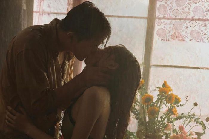 Trần Ngọc Vàng và Tóc Tiên trong MV Người còn thương em không.