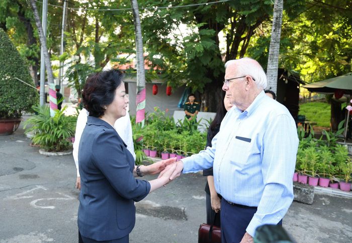 Phó Thủ tướng trao đổi với ông Robert Ambrose Connor, cựu quân nhân Hoa Kỳ về những căn cứ, tư liệu mà ông và nhóm tình nguyện thu thập phục vụ công tác tìm kiếm, quy tập hài cốt liệt sĩ - Ảnh: VGP/Thu Giang