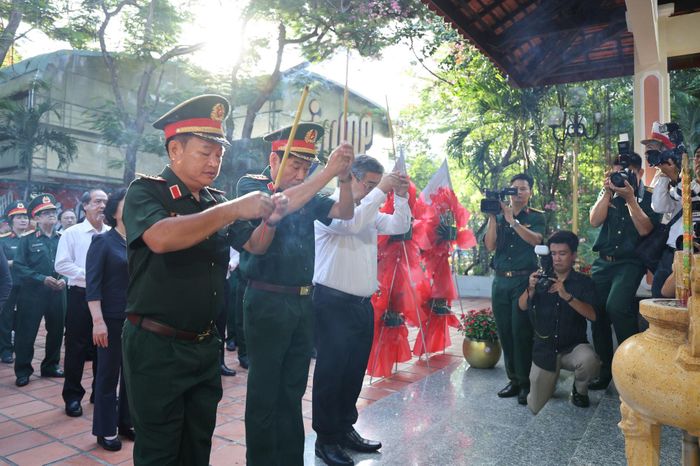 Các đại biểu dâng hương tưởng niệm các anh hùng liệt sĩ tại Công viên Lê Thị Riêng - Ảnh: VGP/Thu Giang